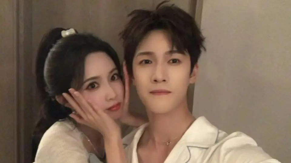 孟子义李昀锐合拍居家情侣自拍 亲昵甜蜜氛围感十足