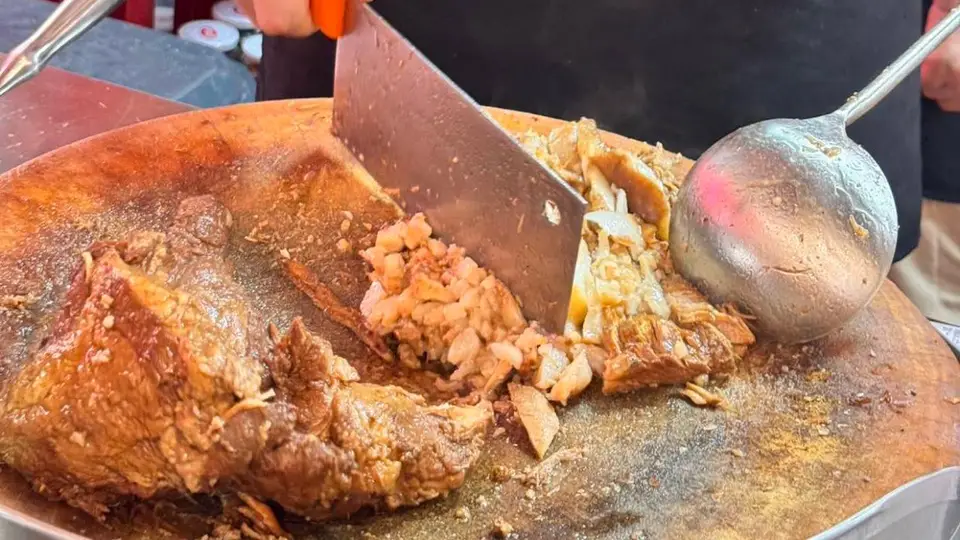 肉夹馍店一天里最忙的时候，案板上到底有多快？