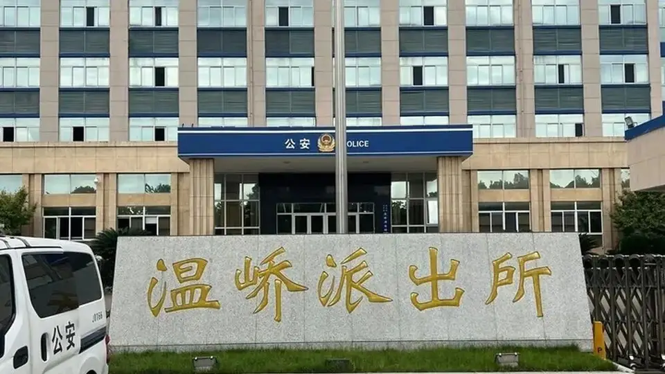 “派出所集体去KTV招异性陪侍，被纪委当场抓住！”爆料者：事发两年未通报，仅内部轻微处分，所长、教导员、副所长免职但均保留公职