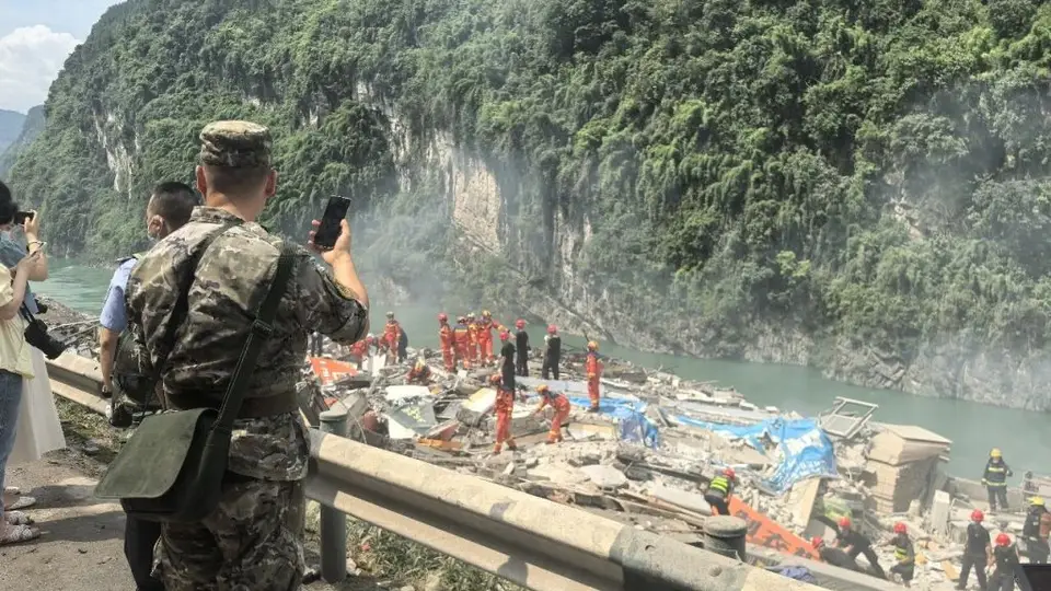 重庆彭水山体垮塌有人员被埋，当地居民称有数幢楼房被毁