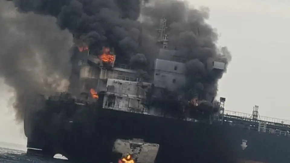 伊朗发布视频:两艘油轮穿越霍尔木兹海峡时爆炸
