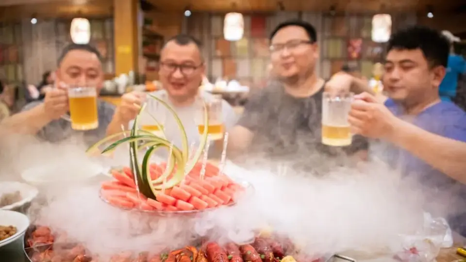 麻辣小龙虾配冰啤酒，是夏季急性肠胃炎高发的诱因吗？