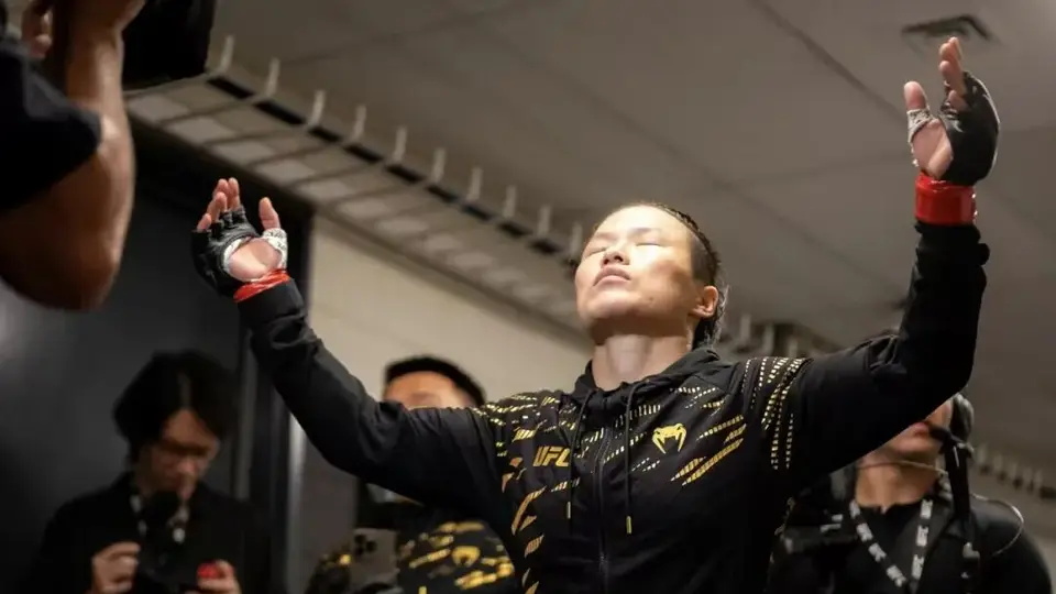 张伟丽惊艳亮相：赛场上雄狮，镜头前仙女