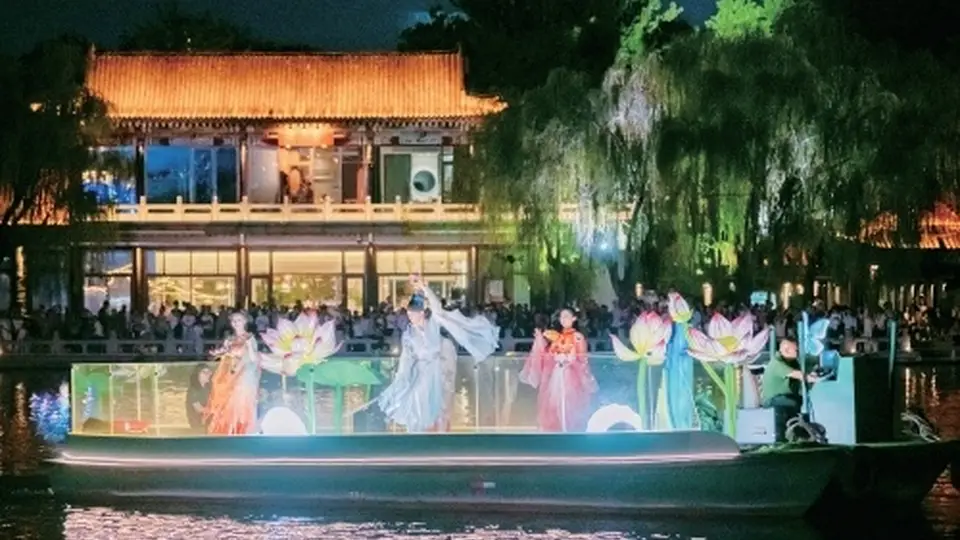 画舫演艺新篇章:夜游泉城赏雅韵