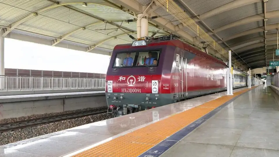 内蒙古Y35次列车首开进疆旅游专列开启环游之旅