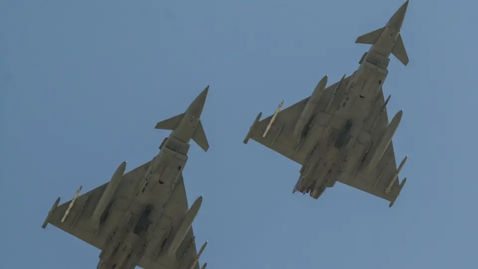 英“台风”战机因安全顾虑紧急升空拦客机 卡塔尔航空航班已平安落地曼彻斯特机场