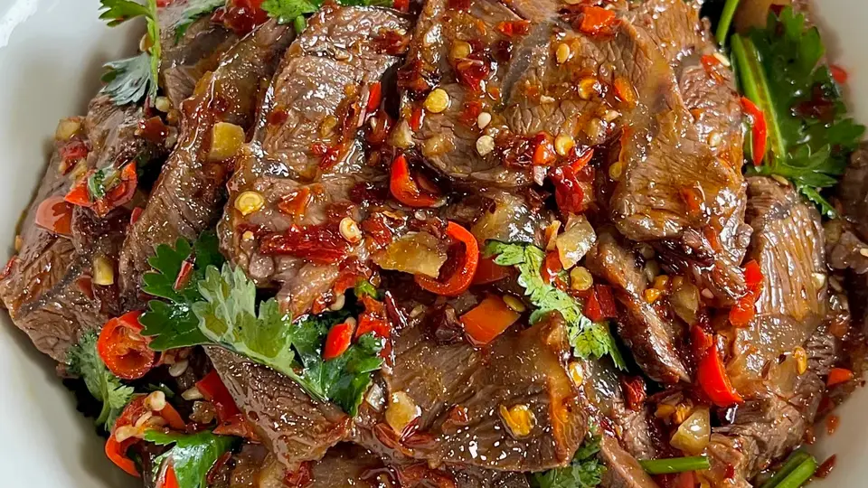 周末在家卤香飘满家 裹着酸辣料汁的牛腱子一口超满足