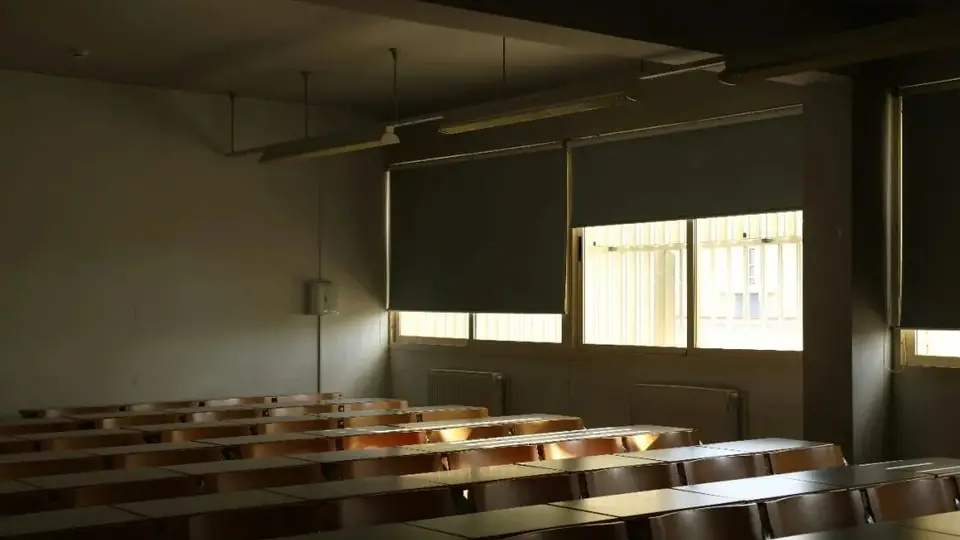2.7万名学生参与30个月追踪,港大研究发现AI辅助得法或增效 过度依赖易拖低尖子生成绩