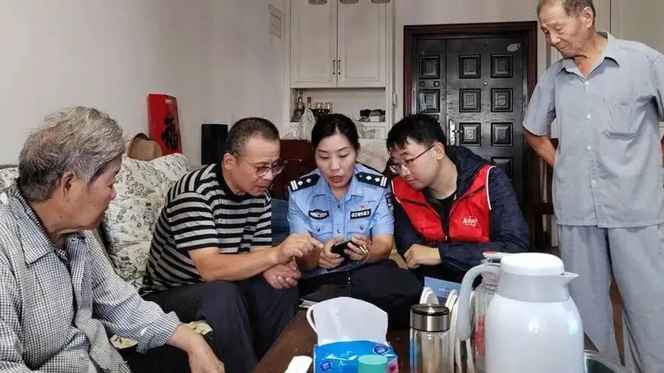 从小摸爷爷弹片伤疤的女警 扎根军民社区成贴心人