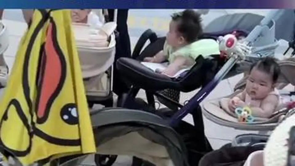 上海萌娃练抬头的温馨现场 婴儿车围成圈的互动小天地超治愈
