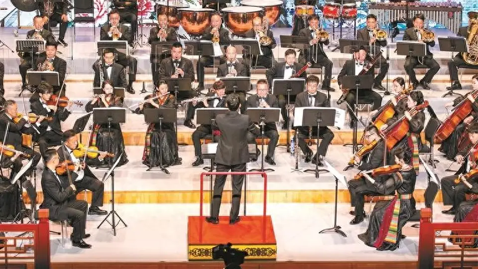 第三届西藏文化艺术节特邀剧目交响组曲《阿诗玛》在西藏大剧院上演,观众见证藏滇艺术携手的视听盛宴