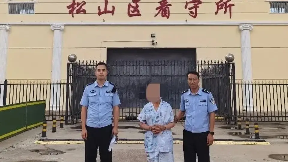 高温天老人路边晕倒，民警热心救助后竟有大发现，竟是潜逃16年的逃犯