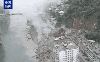 重庆彭水发生山体垮塌致人员被埋，居民称受损房屋有五六层高，都有住人