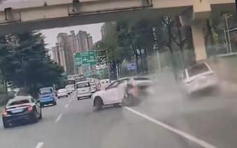 成都三环路被撞起火车主发声:被撞晕几秒后从车窗爬出逃生,是油电混动车