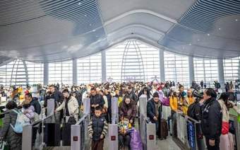 74地区免签，唯独中国加价！赴日游客暴跌60%，日百货大面积亏损