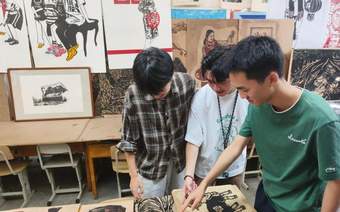 台青走进新疆高校体验非遗木刻版画创作