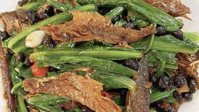 夏天怕热不想久待厨房，豆豉鱼炒油麦菜十分钟就能轻松上桌