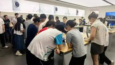 孩子列出高考标配清单压垮家长，家长咬着牙勉强凑齐开销，孩子却委屈称就想给自己一个体面的交代