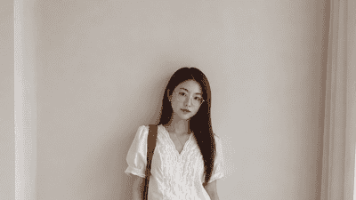 圆领赶紧收！三伏天这件上衣才是真显脸小，国字脸姐妹直接抄