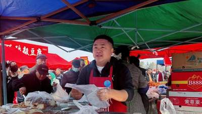 原创法国美女来中国旅游却一直摇头,我问了才知道,这背后有原因
