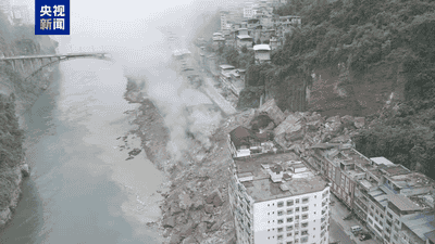 重庆彭水发生山体垮塌致人员被埋，居民称受损房屋有五六层高，都有住人