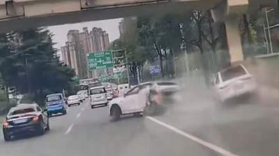 成都三环路被撞起火车主发声：被撞晕几秒后从车窗爬出逃生，是油电混动车