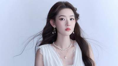 王玉雯穿纯白礼裙似清冷千金 戴珍珠项链气质优雅迷人