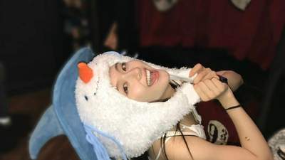 李兰迪戴雪人毛绒帽游玩 自拍活泼可爱元气满满