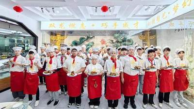 郑州北方烹饪学子慢炖酱香大骨 炼就舌尖硬菜真功夫