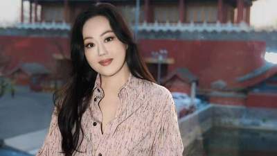 看了62岁章小蕙的穿搭，我悟了：衬衫、连衣裙，选花的更高级洋气
