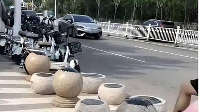 日照第三海水浴场西门隔离墩遭涂沥青 暑期带娃游客经过不慎中招鞋身沾污