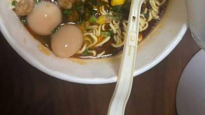 一口泡面两次过水 年轻人靠简单小动作吃出清爽日常（或更贴合参与感：看过来！泡面换水成新玩法 普通人都在这么做速食）