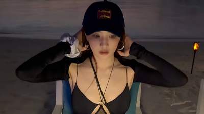 31岁徐璐亮相活动突破甜美风格 大胆尝试性感造型引网友热议