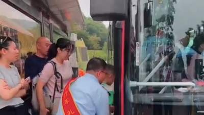 暑期大连旅游热升温 公交涉旅线路工作人员护航游客出行