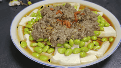 来凑凑夏日餐桌新鲜事 嫩豆腐鲜毛豆配肉饼蒸出一碗清爽滋味