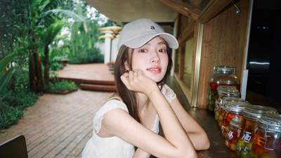 徐若晗夏日出游随拍公开 穿白色蕾丝飞袖上衣尽显清甜灵动