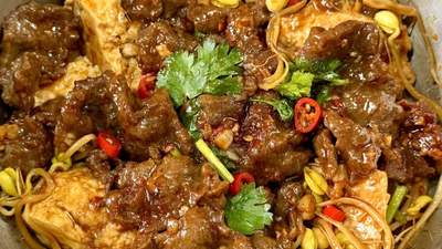 来家里围观豆芽豆腐牛肉煲的多元鲜味儿，跟着步骤焖出三层独特口感