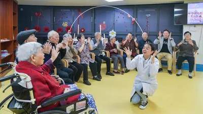 幼教转岗护理员，多元跨界职业选择引行业关注