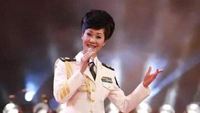 曾被央视力捧，名气超宋祖英，被绿后闪婚小鲜肉，现住农村很平凡