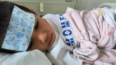 孩子发高烧,奶奶欲用白酒降温被妈妈拒绝,医生反夸妈妈做得好!