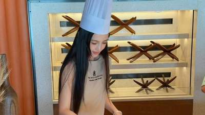 Angelababy戴厨师帽做手工披萨 表情认真优雅松弛