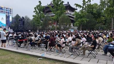 高举手机拍不停，外地游客称来济旅游偶遇泉水节很幸运