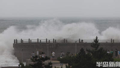 温馨提示：风大浪高，切勿近海游玩！