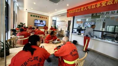杭州一乡镇食堂给老年环卫工提供“1元午餐”：荤素三个菜还配点心，多方给予补贴