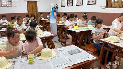 江西吉安乡村公益课堂教孩子DIY草帽传承手艺文化
