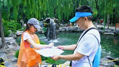 7月25日来泉城广场参加涌动泉城打卡挑战赛 市民游客边走边集章逛遍30处名泉收获满满清凉体验