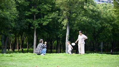 济南森林公园林间纳凉太舒服 市民携家带口搭帐篷乐享夏日悠闲时光