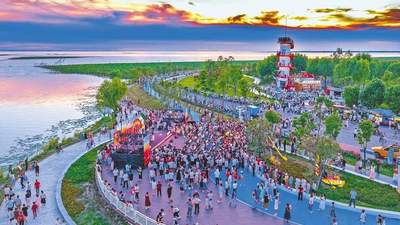 洪湖夏夜沉浸式参与！本土乐队湖畔惠民音乐会邀你共赴浪漫视听之约