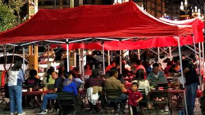 迭部夏夜逛吃跳锅庄 本地人游客共赴江边烟火夜