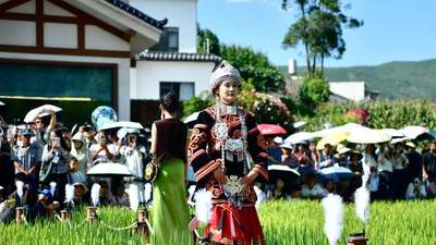 会东2026火把节启幕 稻田T台绣韵吸睛引观众围赏